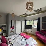 4 Spicer Road